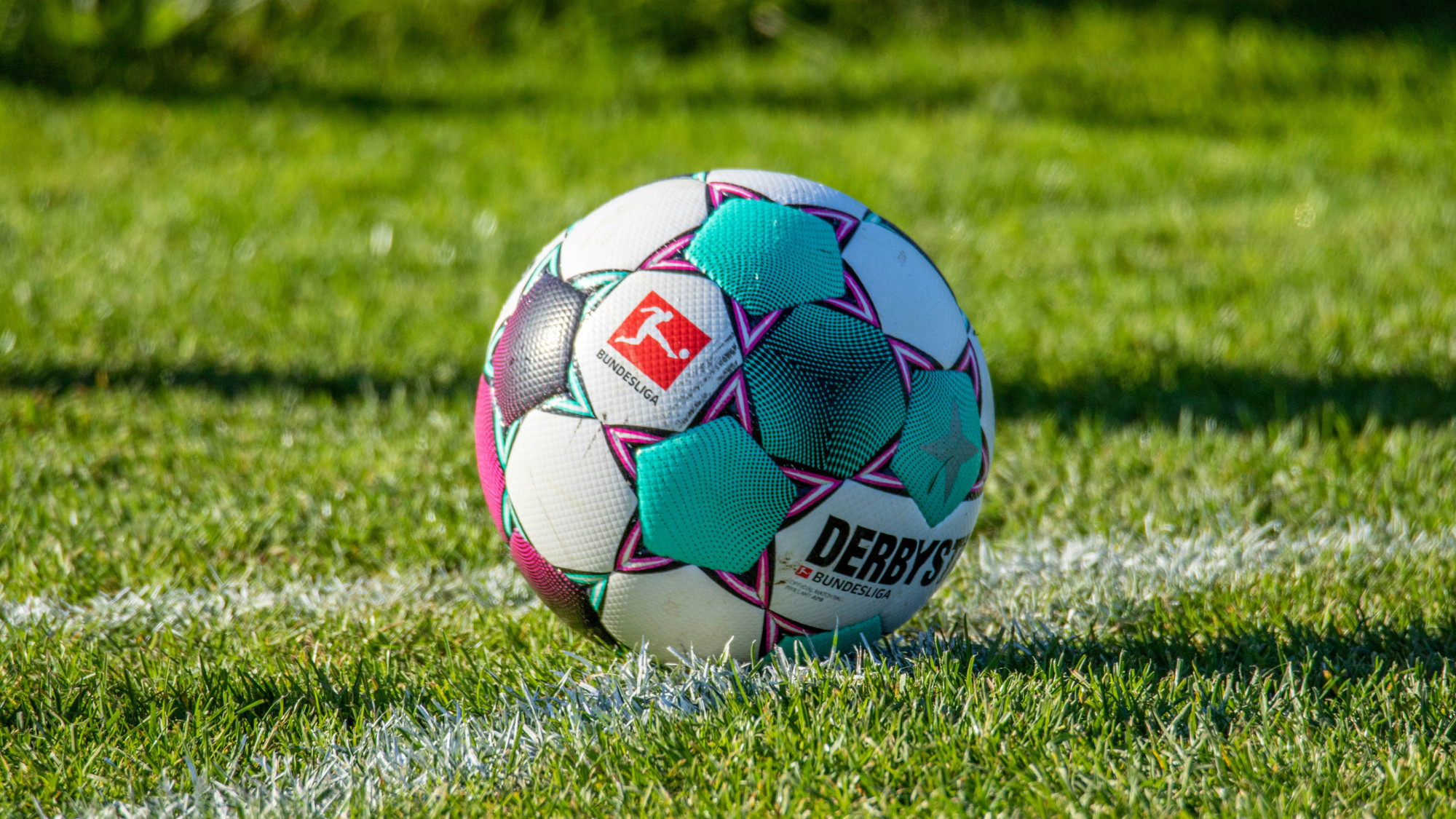 Bundesliga-Spielball auf einem Fußballplatz.