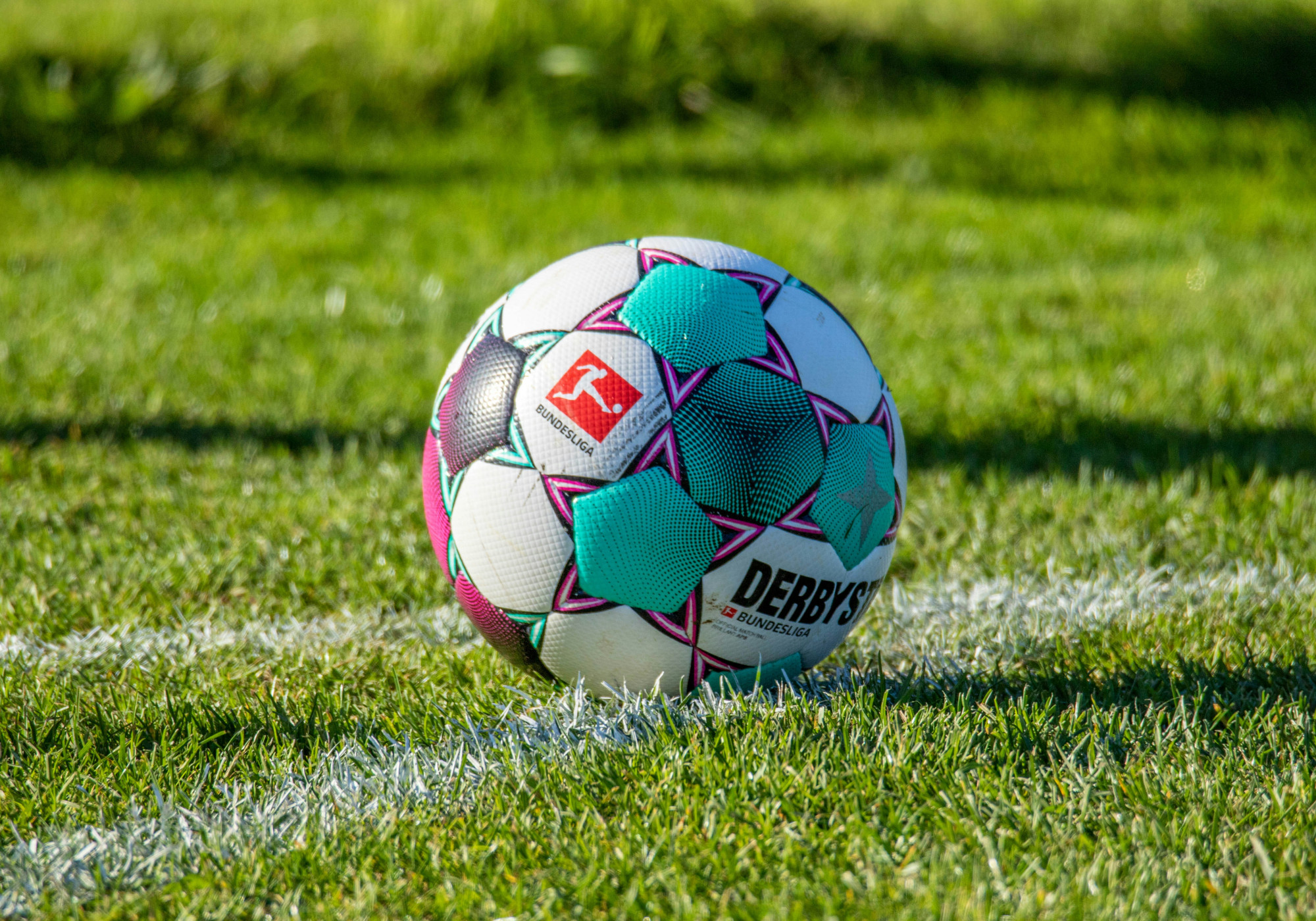 Bundesliga-Spielball auf einem Fußballplatz.